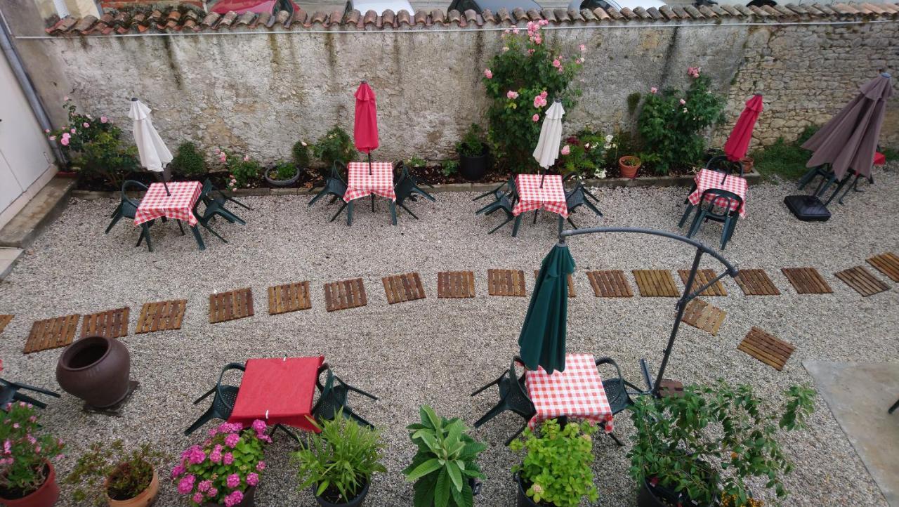 Cafe De Paris Hotel Lesparre Medoc Bagian luar foto